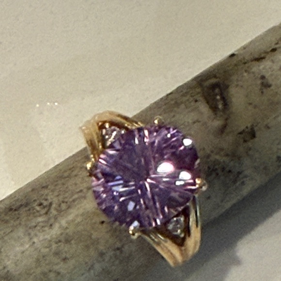 Sparkly 14 karat Gold and Amethyst Gemstone Ring - Picture 2 of 7